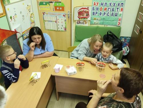 Два занятия - практикума провела с родителями логопедический фитнес с ватными палочками. 03
