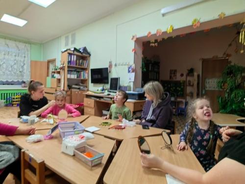 Два занятия - практикума провела с родителями логопедический фитнес с ватными палочками. 04