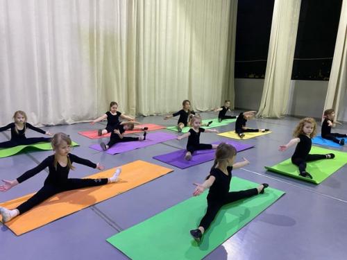 10 октября в КДЦ Юбилейном прошел мастер класс на тему фитнес - аэробика от творческой студии союз. 01 10 октября в КДЦ Юбилейном прошел мастер класс на тему фитнес - аэробика от творческой студии союз. 01