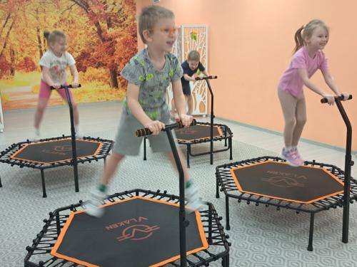 Кружок Джампинг-Фитнес - Тренировках на Батуте под зажигательную музыку. 03