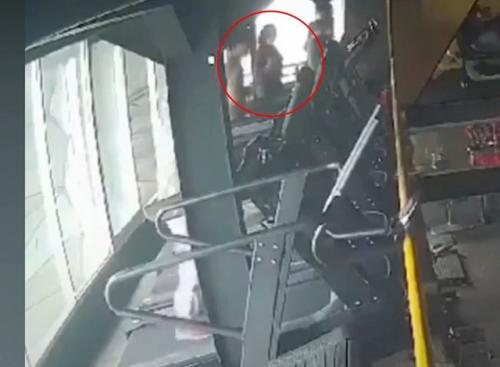 Девушка споткнулась на беговой дорожке в фитнес-клубе и погибла, вылетев в окно. 03