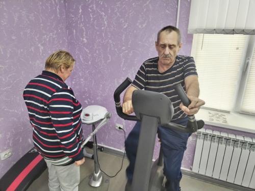 В спортивном зале новоникольского филиала вербилковского дома культуры продолжается фитнес для участников программы Активное Долголетие! 02