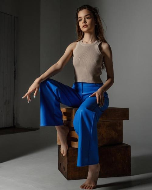 Режиссер Марк Горобец сделал предложение руки и сердца своей юной избраннице Александрине олексюк за несколько дней до ее совершеннолетия. 02