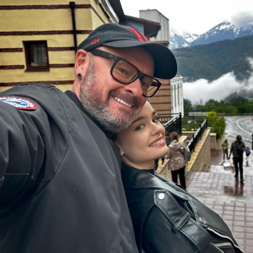 Режиссер Марк Горобец сделал предложение руки и сердца своей юной избраннице Александрине олексюк за несколько дней до ее совершеннолетия. 04