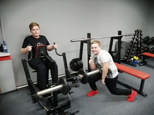 У вашего ребёнка есть лишний вес или нужно просто укрепить осанку и улучшить показатели по физкультуре? 01