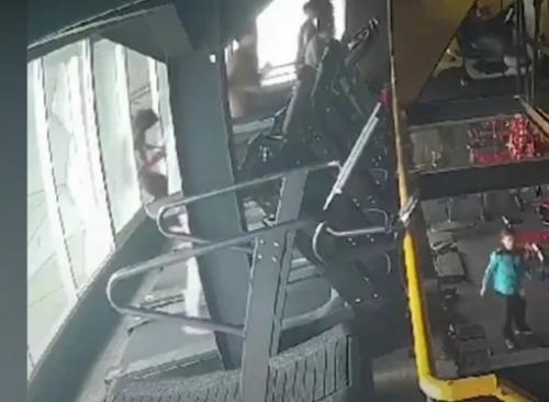 Девушка споткнулась на беговой дорожке в фитнес-клубе и погибла, вылетев в окно. 02