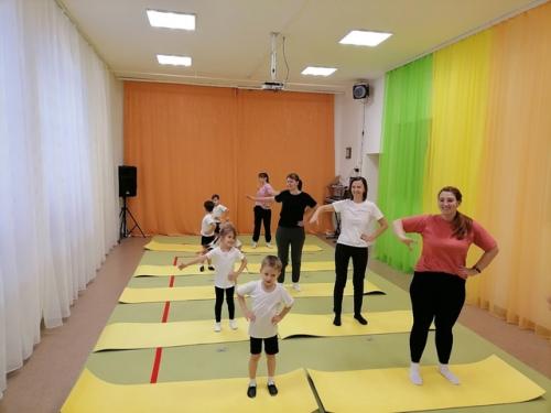 Zillabook_спойлер.  На следующее утро Лилиан снова надела синее платье, в котором ездила в прошлый раз в комендатуру. 04