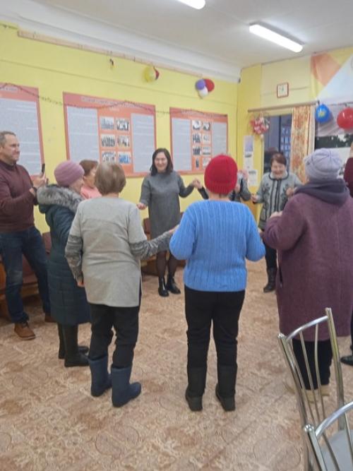 В библиотеке состоялась встреча волонтёра Аллы Кудрявцевой с ветеранами. 04