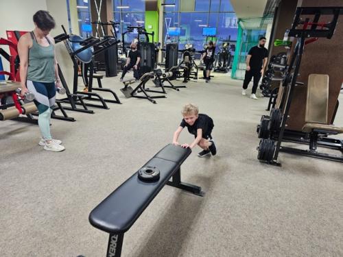 Детский фитнес.  Фитнесом называют специальный режим, который включает умеренную физическую активность, правильное питание и полноценный отдых. 04