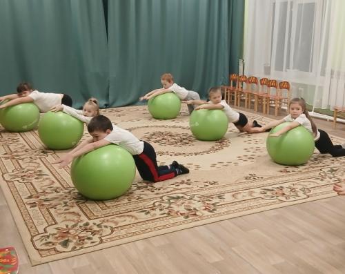 Ребята нашего детского сада на занятиях по дополнительному образованию Фитнес Аэробика для Дошкольников занимаются на фитболах. 03