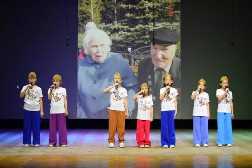 В районном доме культуры состоялся театрализованный концерт посвященный дню героев отечества. 07