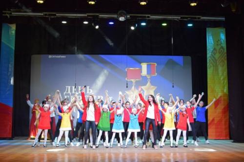 В районном доме культуры состоялся театрализованный концерт посвященный дню героев отечества. 09