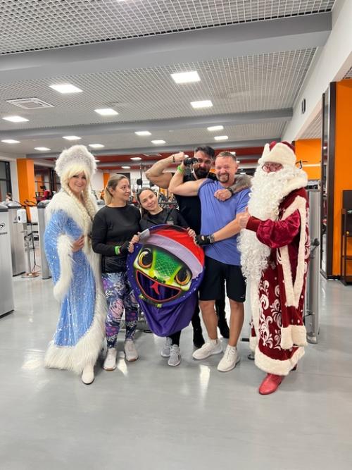 В преддверии нового года дед мороз и снегурочка заглянули в сеть фитнес-клубов Атмосфера, чтобы поздравить наших спортсменов. 04