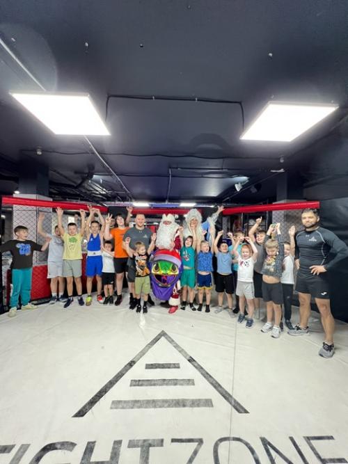 В преддверии нового года дед мороз и снегурочка заглянули в сеть фитнес-клубов Атмосфера, чтобы поздравить наших спортсменов. 02