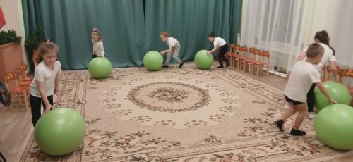 Ребята нашего детского сада на занятиях по дополнительному образованию Фитнес Аэробика для Дошкольников занимаются на фитболах. 01