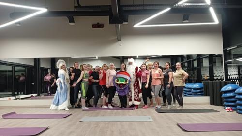 В преддверии нового года дед мороз и снегурочка заглянули в сеть фитнес-клубов Атмосфера, чтобы поздравить наших спортсменов. 08