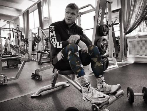 Каким тогда должен быть спортсмен, если это актер? 01