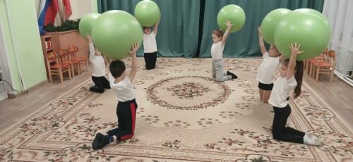 Ребята нашего детского сада на занятиях по дополнительному образованию Фитнес Аэробика для Дошкольников занимаются на фитболах. 08