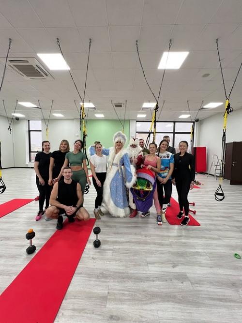 В преддверии нового года дед мороз и снегурочка заглянули в сеть фитнес-клубов Атмосфера, чтобы поздравить наших спортсменов. 01