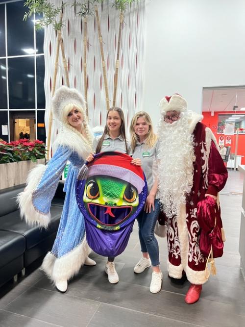 В преддверии нового года дед мороз и снегурочка заглянули в сеть фитнес-клубов Атмосфера, чтобы поздравить наших спортсменов. 05