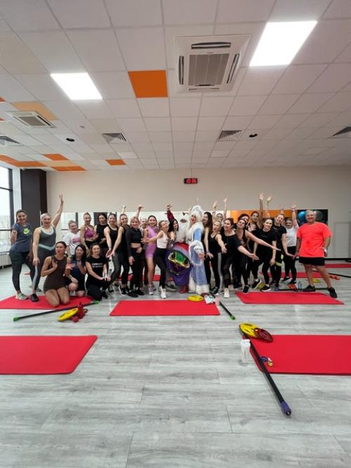 В преддверии нового года дед мороз и снегурочка заглянули в сеть фитнес-клубов Атмосфера, чтобы поздравить наших спортсменов. 03