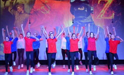 В районном доме культуры состоялся театрализованный концерт посвященный дню героев отечества. 05