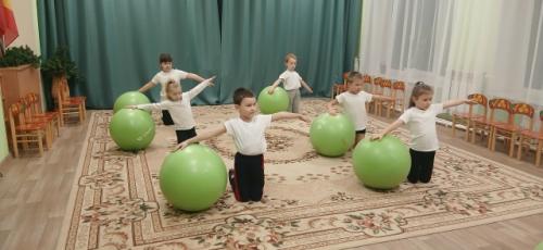 Ребята нашего детского сада на занятиях по дополнительному образованию Фитнес Аэробика для Дошкольников занимаются на фитболах. 04