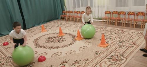 Ребята нашего детского сада на занятиях по дополнительному образованию Фитнес Аэробика для Дошкольников занимаются на фитболах. 09