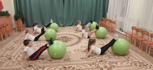Ребята нашего детского сада на занятиях по дополнительному образованию Фитнес Аэробика для Дошкольников занимаются на фитболах. 06