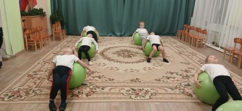 Ребята нашего детского сада на занятиях по дополнительному образованию Фитнес Аэробика для Дошкольников занимаются на фитболах. 05