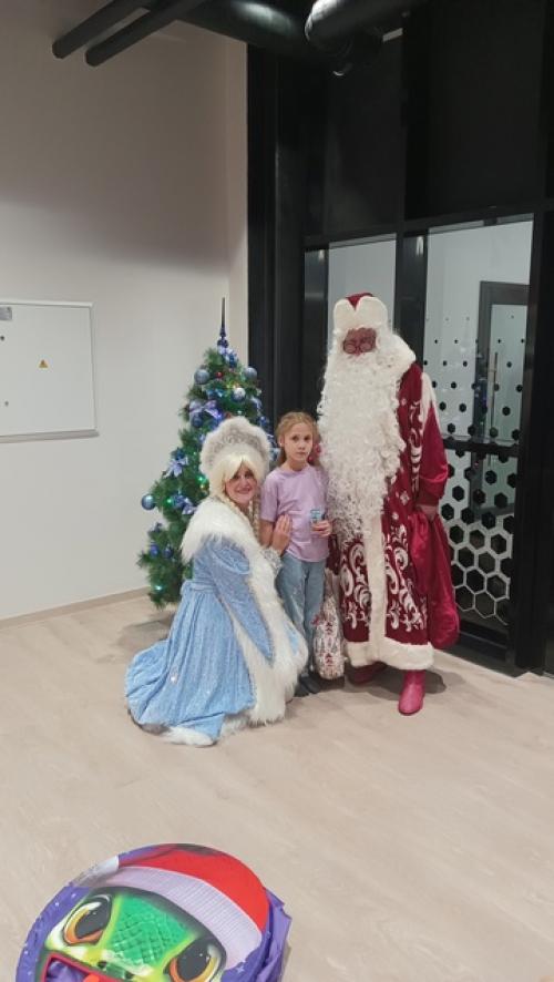 В преддверии нового года дед мороз и снегурочка заглянули в сеть фитнес-клубов Атмосфера, чтобы поздравить наших спортсменов. 06