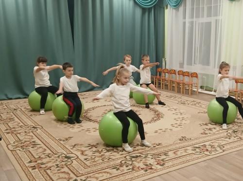 Ребята нашего детского сада на занятиях по дополнительному образованию Фитнес Аэробика для Дошкольников занимаются на фитболах. 02