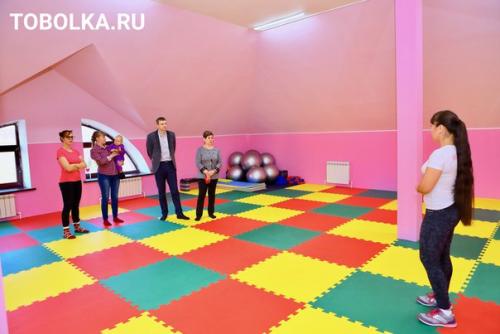 В Тобольске открылся новый фитнес - проект, который позволяет мамам вместе с детками от рождения до семи лет заниматься вместе. 03