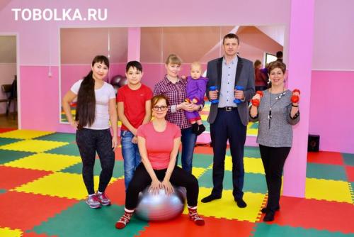 В Тобольске открылся новый фитнес - проект, который позволяет мамам вместе с детками от рождения до семи лет заниматься вместе. 08