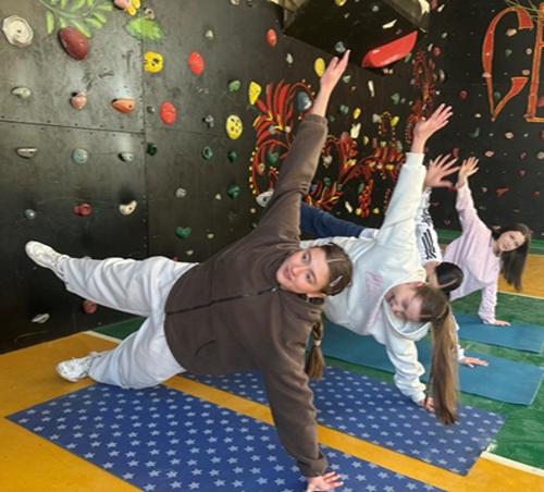 Фитнес - йога для правоохранителей.

