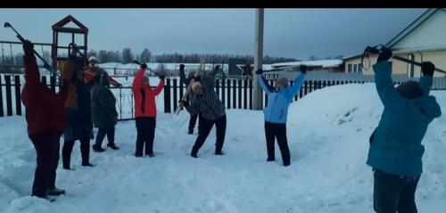 При сельском клубе работает любительский клуб ЗОЖ, которую посещают люди разных возрастов. 03 При сельском клубе работает любительский клуб ЗОЖ, которую посещают люди разных возрастов. 03