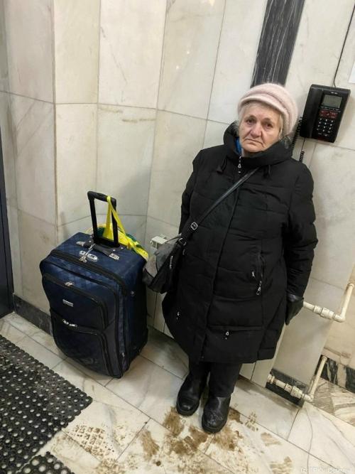 Курские журналисты помогли пенсионерке, которая 4 месяца жила без дома.

