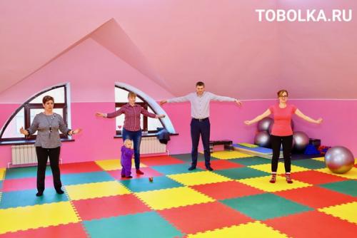 В Тобольске открылся новый фитнес - проект, который позволяет мамам вместе с детками от рождения до семи лет заниматься вместе. 07
