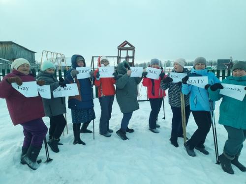 При сельском клубе работает любительский клуб ЗОЖ, которую посещают люди разных возрастов. 04 При сельском клубе работает любительский клуб ЗОЖ, которую посещают люди разных возрастов. 04