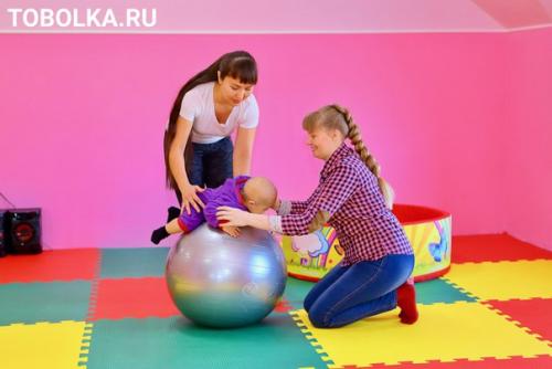 В Тобольске открылся новый фитнес - проект, который позволяет мамам вместе с детками от рождения до семи лет заниматься вместе. 01