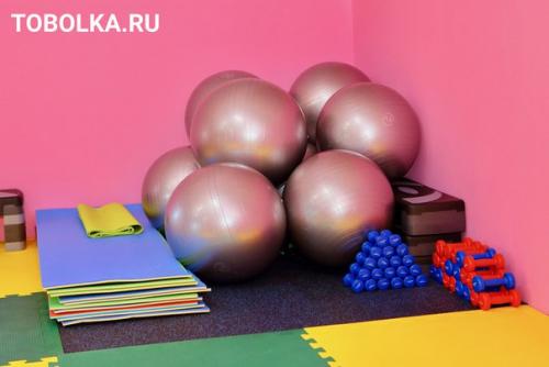 В Тобольске открылся новый фитнес - проект, который позволяет мамам вместе с детками от рождения до семи лет заниматься вместе. 02