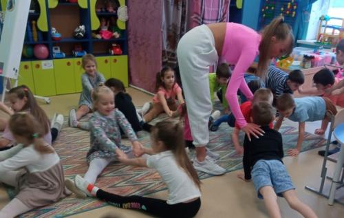 Весной всем женщинам и девочкам особенно хочется быть красивыми и стройными, а мужчинам и мальчикам - сильными и подтянутыми. 06