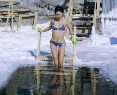 50-Летняя китаянка Лю Елин, которая выглядит на 20, устроила фотосессию в бикини на Байкале. 01