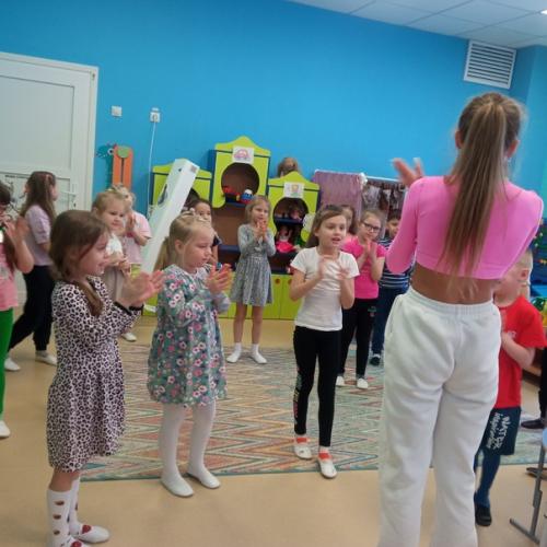 Весной всем женщинам и девочкам особенно хочется быть красивыми и стройными, а мужчинам и мальчикам - сильными и подтянутыми. 04