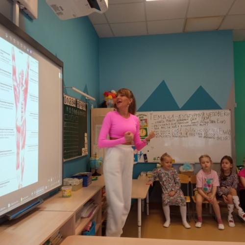 Весной всем женщинам и девочкам особенно хочется быть красивыми и стройными, а мужчинам и мальчикам - сильными и подтянутыми. 02