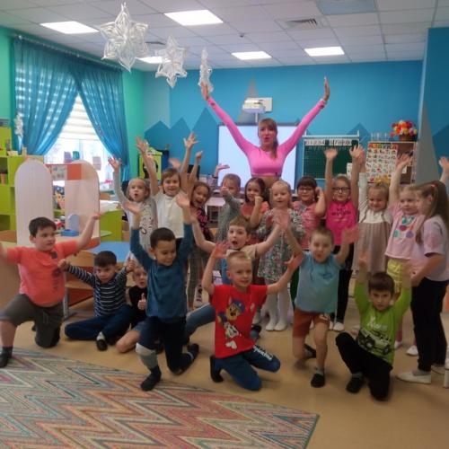 Весной всем женщинам и девочкам особенно хочется быть красивыми и стройными, а мужчинам и мальчикам - сильными и подтянутыми. 07