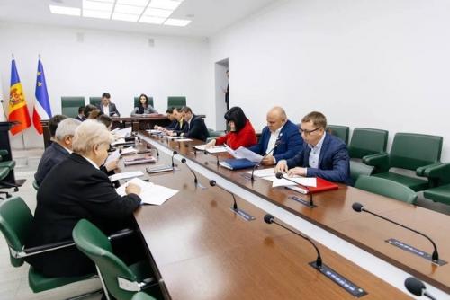 На заседании исполнительного комитета приняли важное решение о распределении капитальных инвестиций на 2024 год в размере 8, 9 миллиона леев. 06