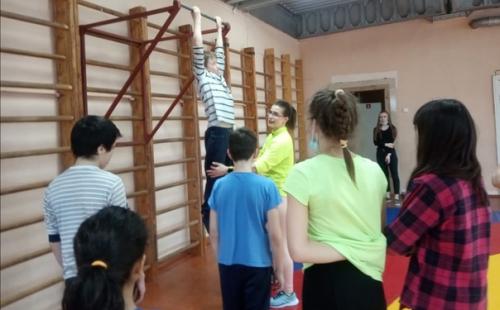 18 марта воспитанники социального приюта для детей и подростков посетили занятие с элементами фитнеса и силовыми упражнениями в СК Энергетик. 03