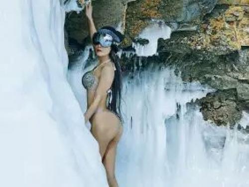 50-Летняя китаянка Лю Елин, которая выглядит на 20, устроила фотосессию в бикини на Байкале. 02