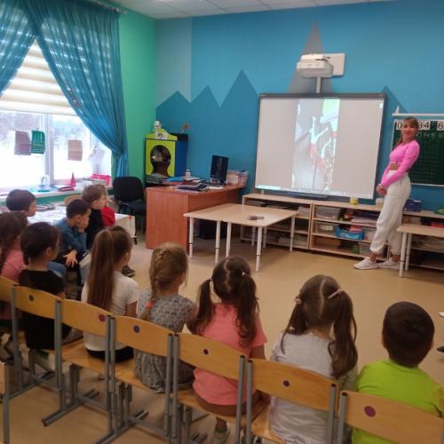 Весной всем женщинам и девочкам особенно хочется быть красивыми и стройными, а мужчинам и мальчикам - сильными и подтянутыми. 03